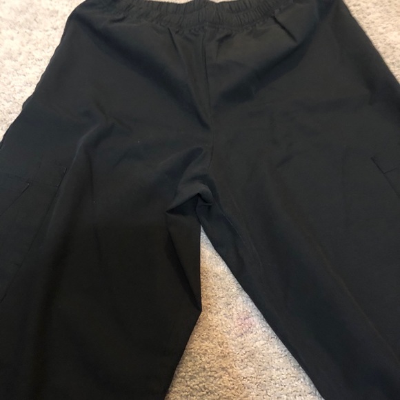 Woman’s scrubs - Picture 4 of 6